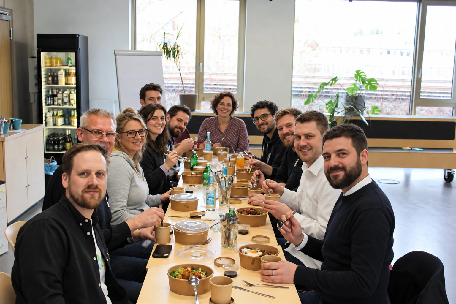 Gemeinsames Essen an einer langen Tafel